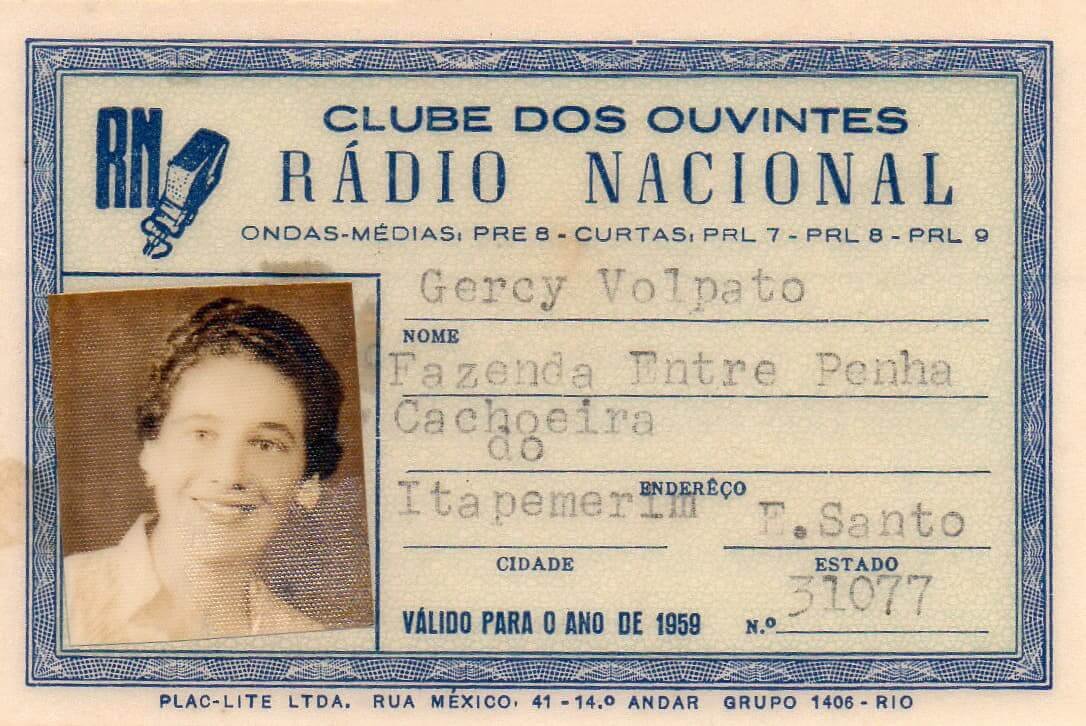 A imagem mostra a carteirinha de Gercy Volpato como integrante do Clube dos Ouvintes da Rádio Nacional.